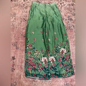 Green flows pants with flower print